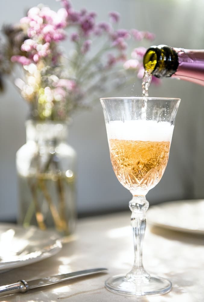 Quelle maison d’hôtes en Champagne propose une initiation au sabrage et à la dégustation de champagne?